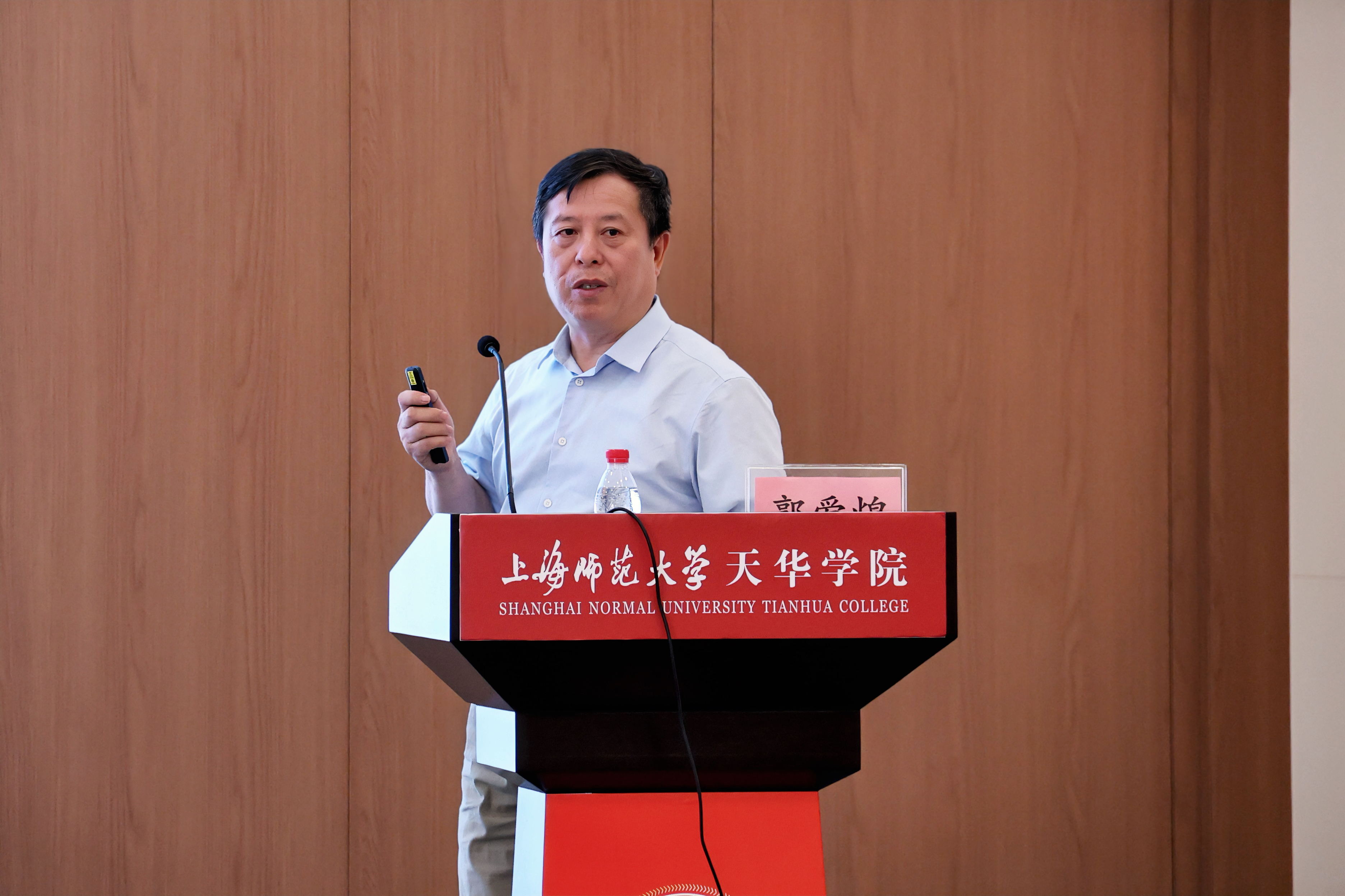 人工智能学院举办“科学和技术研究与论文写作”专题讲座