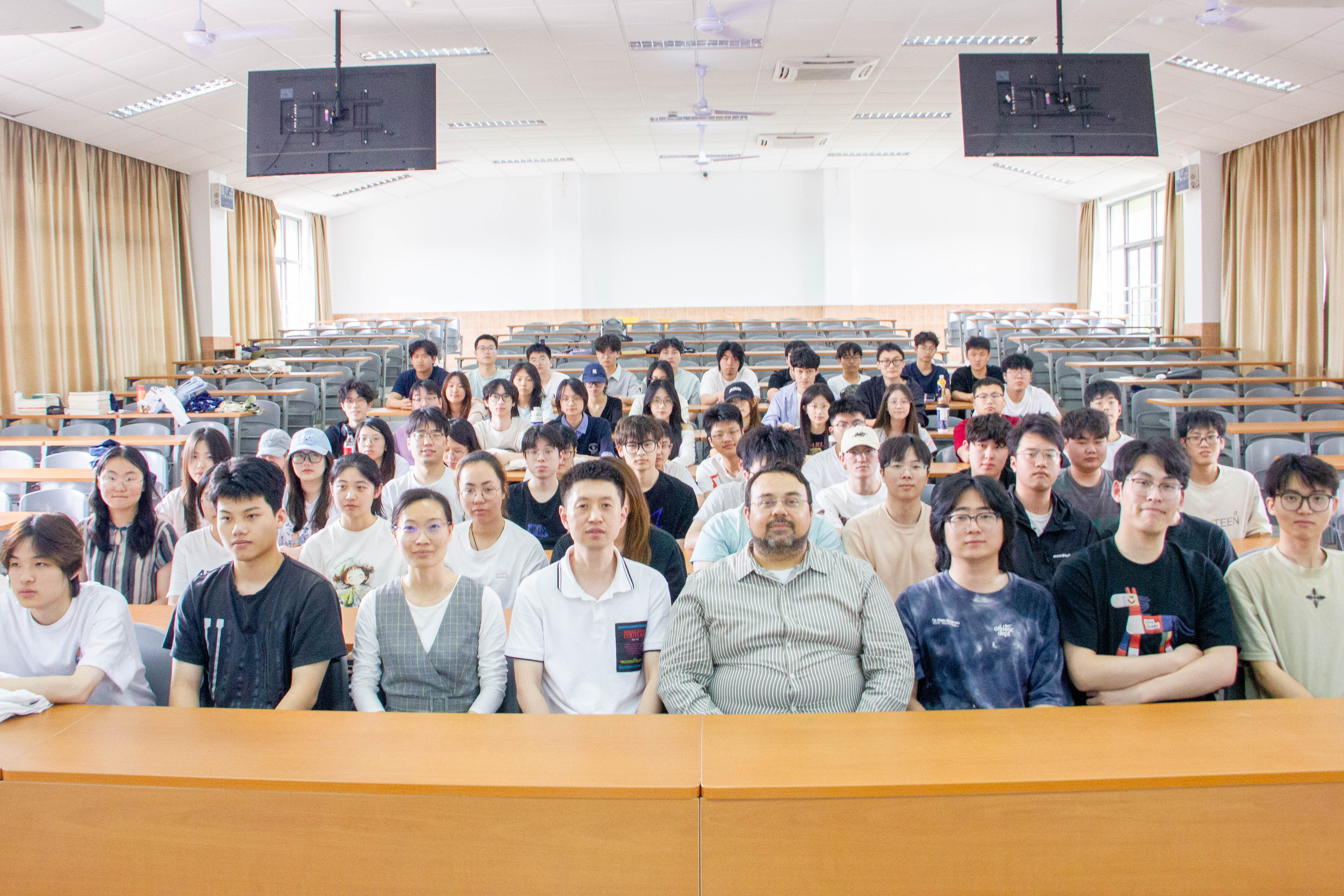 英国赫特福德大学教师讲授课程《Electronic Engineering & Power Control》顺利结课